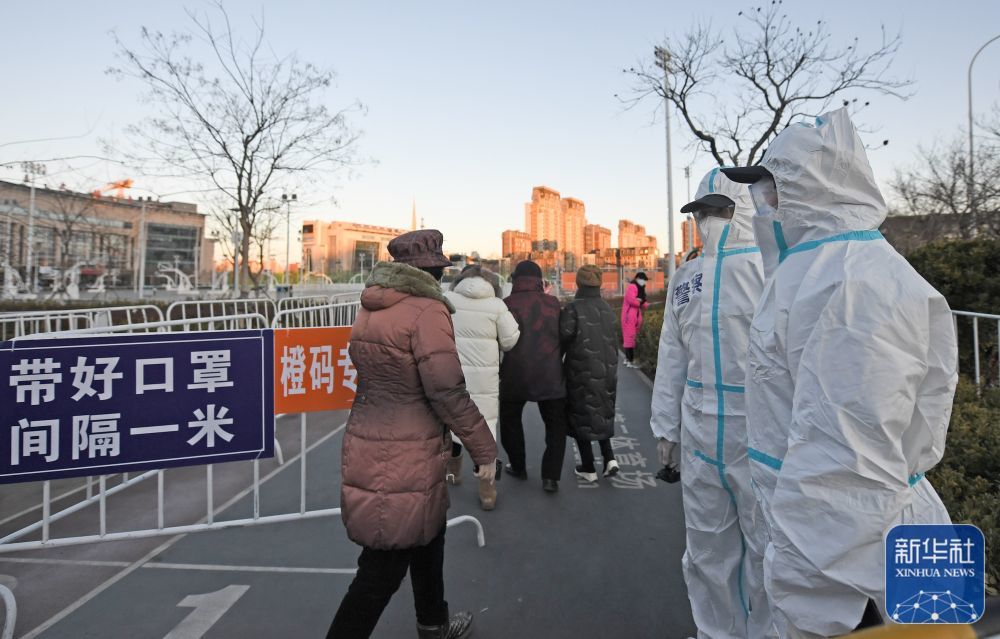 新华全媒天津致敬奋战在防疫一线的人民警察