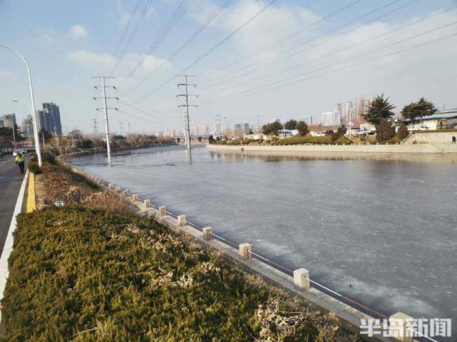 青岛:天寒地冻 河道成"冰河"