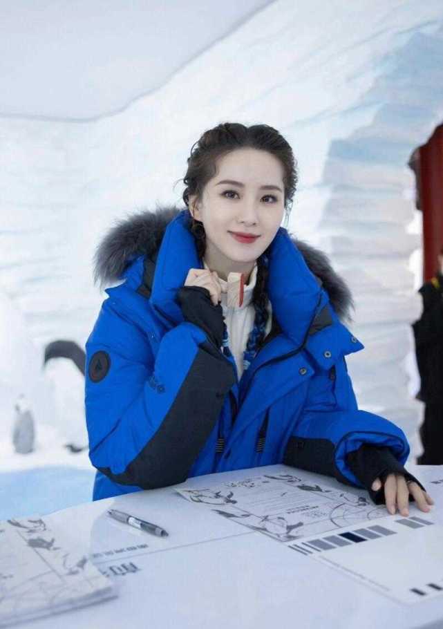 刘诗诗才是气质女王,穿蓝色羽绒服也这么美,扎麻花辫