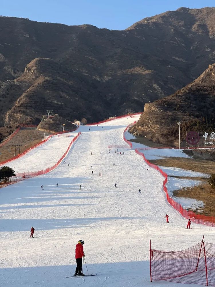 石京龙滑雪场,位于北京延庆,离市区较远深受双板雪友喜爱中,高级道