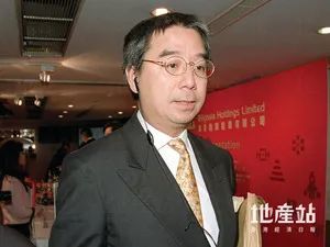 就让周大福去赞助香港小姐选举,次子郑家成一眼就看中了当年获得亚军