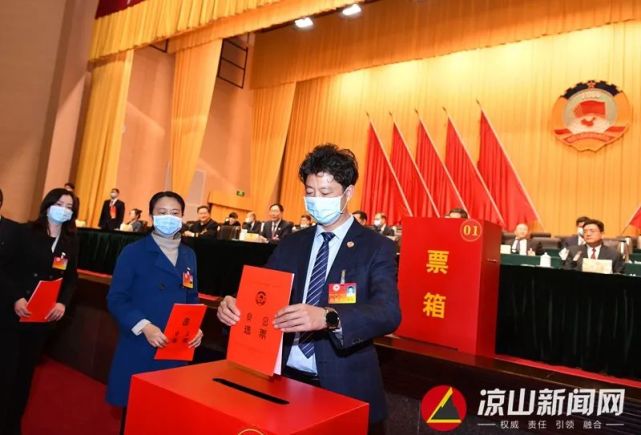 中共凉山州委书记段毅君,州委副书记,州政府代理州长阿石拉比,全国