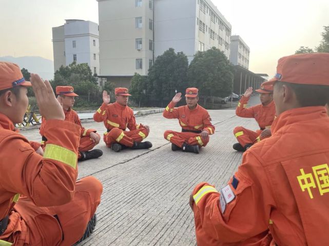 通过学习训练,全体消防救援人员进一步掌握了救援行动手语的运用,大大