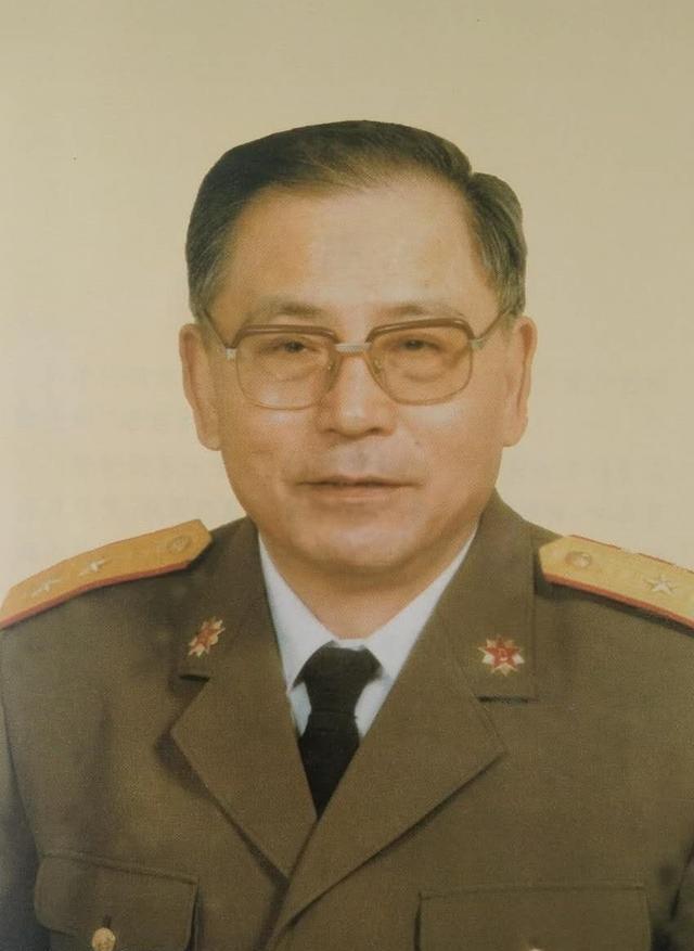 李伦中将1988年授衔照如果从当年桂林办事处的勤务兵算起,李伦的军队