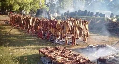 在《史记·殷本纪》有这么一句话记载了酒池肉林到底是什么:"以酒为池