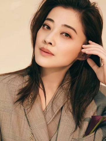 46岁的梅婷近照曝光,笑起来像极了倪萍,一家四口过得很幸福