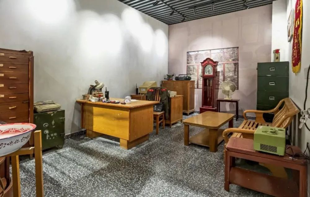 90年代办公室当你步入其中,看着那披在椅子上的米黄色制服,那摆放在