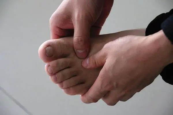 脚趾甲总往肉里长,怎么办?教你几招,帮你解决痛苦,告别嵌甲!