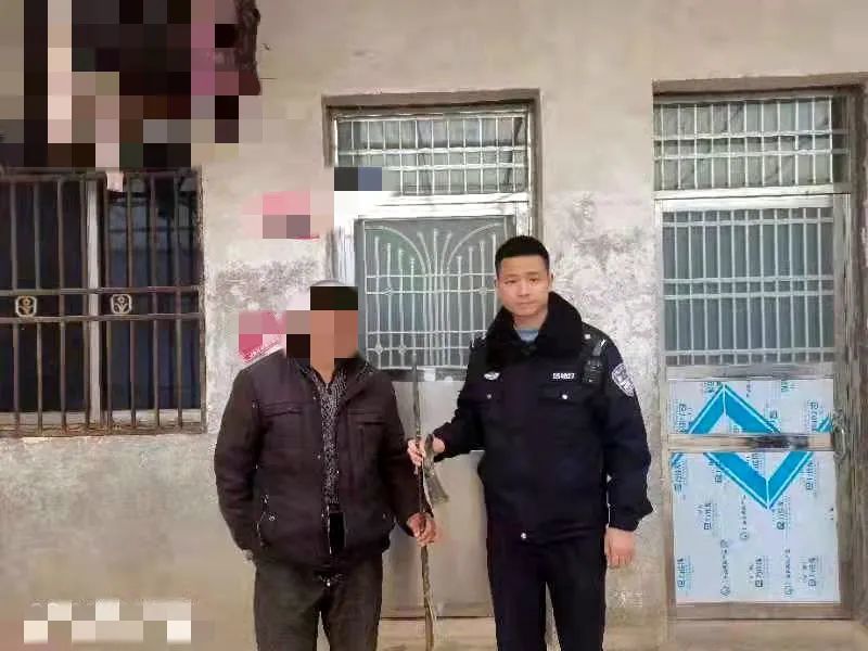 刘家场派出所循线追踪,于1月5日在郑某文家中查获一支猎枪,火药若干