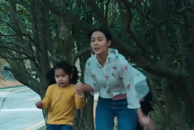 家族荣耀:甄芯囚禁曼迪母女,被贾洛仪拆穿,曼迪母女