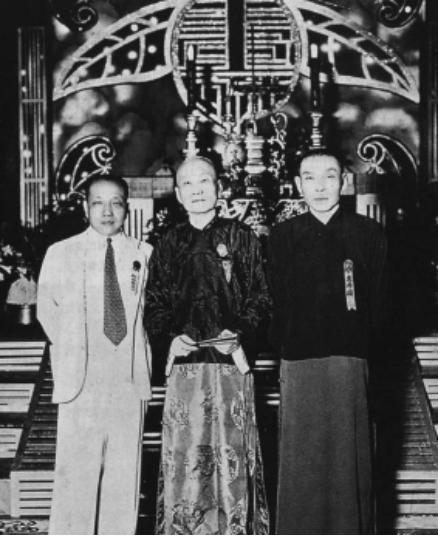 杜月笙读报时看到黄金荣扫大街的照片脸色灰白青筋直爆