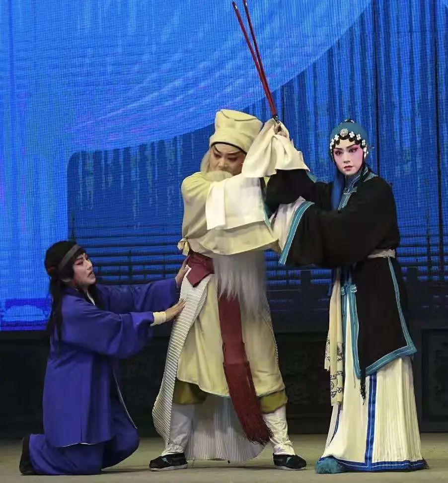 家中有妻张氏,妾刘氏,王氏.刘氏生一子,乳名倚哥.又有老仆薛保.