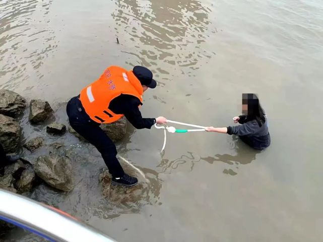 汤瑞兵,李有勤驾驶救援艇赶往南京鼓楼区接警后,水警