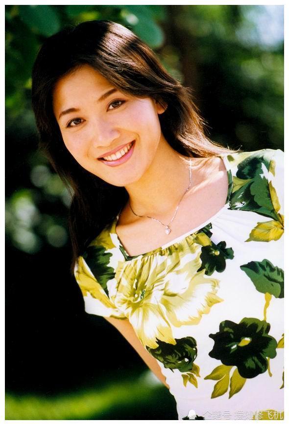 著名演员潘雨辰与侯勇离婚后染霜的玫瑰带泪开
