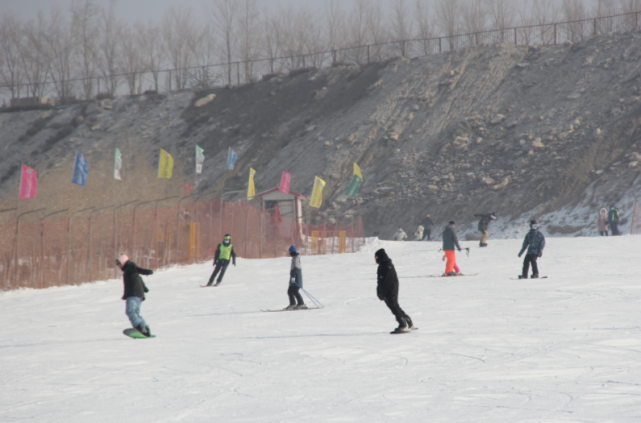入冬以来,库尔勒龙之山东归滑冰场一直备受大家关注,迎来了众多滑雪