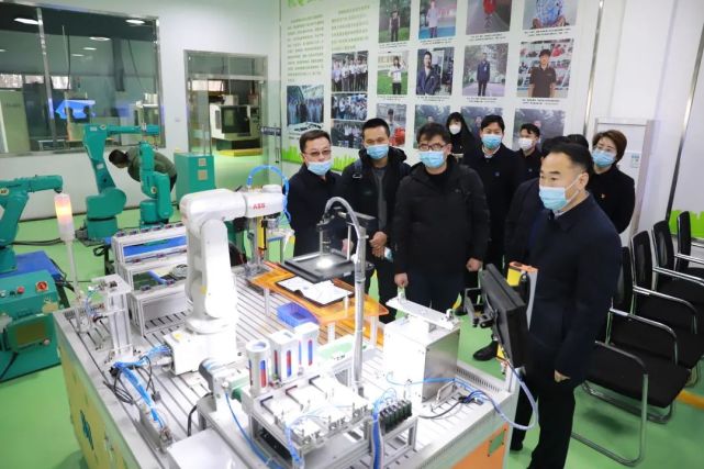 项城市腾龙科技产业园总经理韩向东一行莅临我院洽谈校企合作