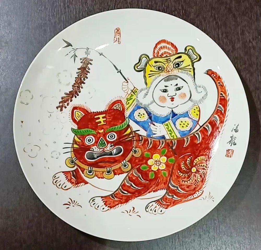 《虎虎生威》新鲜出炉由于花釉窑变的特点每只盘子烧制出来都呈现出不
