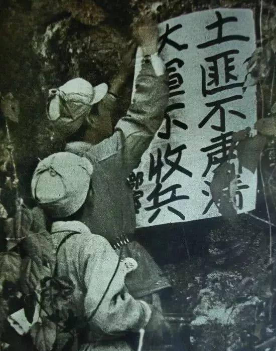 他在昭通城内布置了大量特务,每到晚上就出来扔手榴弹,打黑枪,杀害
