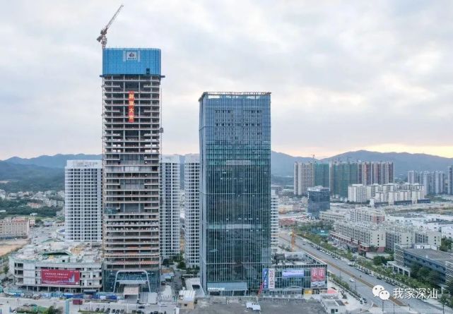 粤东第一高楼,210米深汕绿地中心正式封顶!