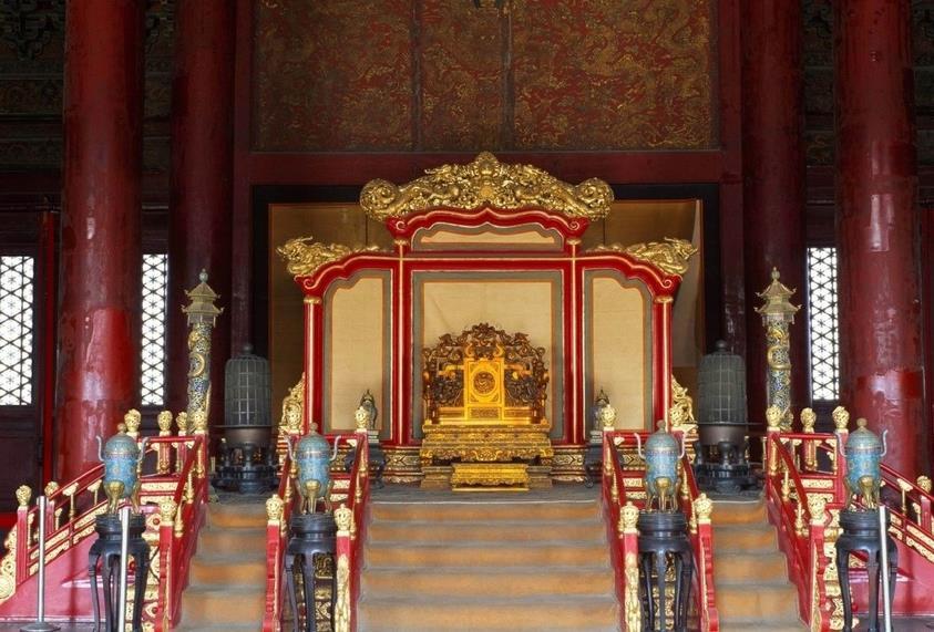 事实上,清朝的皇帝们对于宫殿内的地暖,暖阁非常满意,比如乾隆就专门