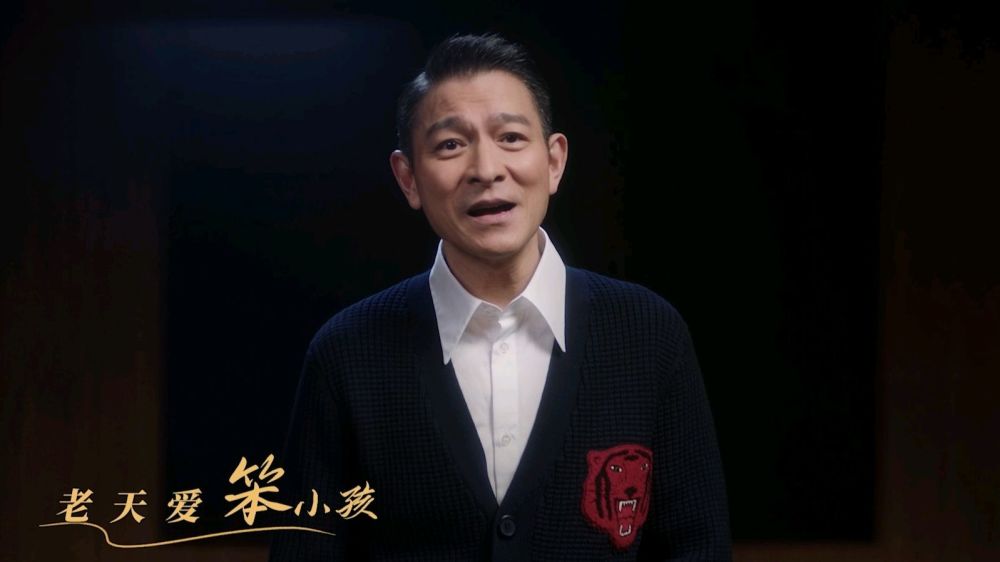 在这个mv中,我们能听到刘德华与易烊千玺一起合作演唱的歌曲《笨小孩