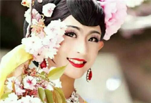 但要说中国反串第一人,那么应该可以定格在1986年,胡文阁以男扮女装