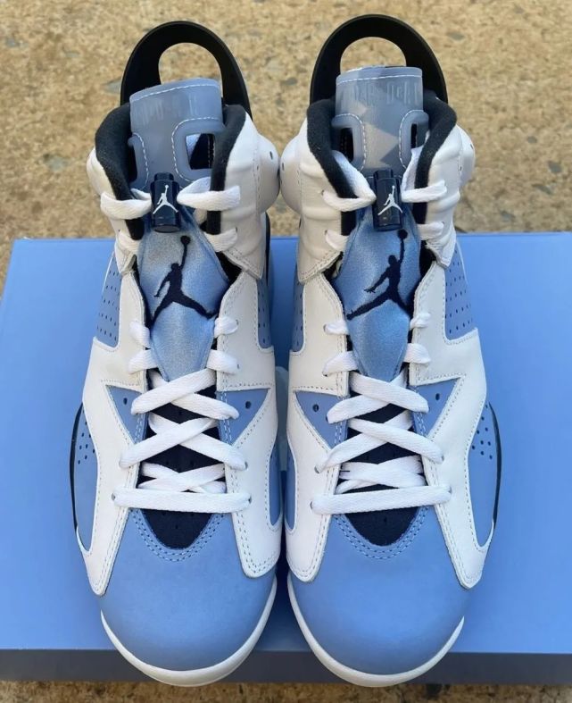 淡蓝色果冻外底搭配黑色中底线条区隔,后跟 jumpman team 标签则是