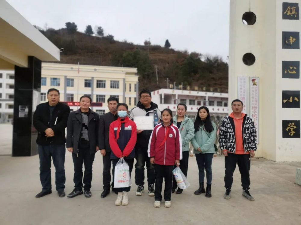 梁明明老师送奖牌,证书等为入选2021年"乡村教师计划"的到赫章县德卓