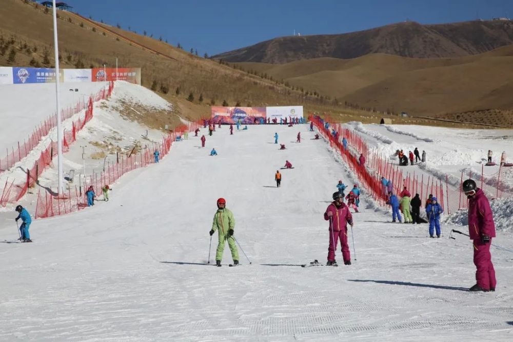 天祝乌鞘岭国际滑雪场塔儿湾滑雪场或者来天祝祁连滑冰场在宽阔的