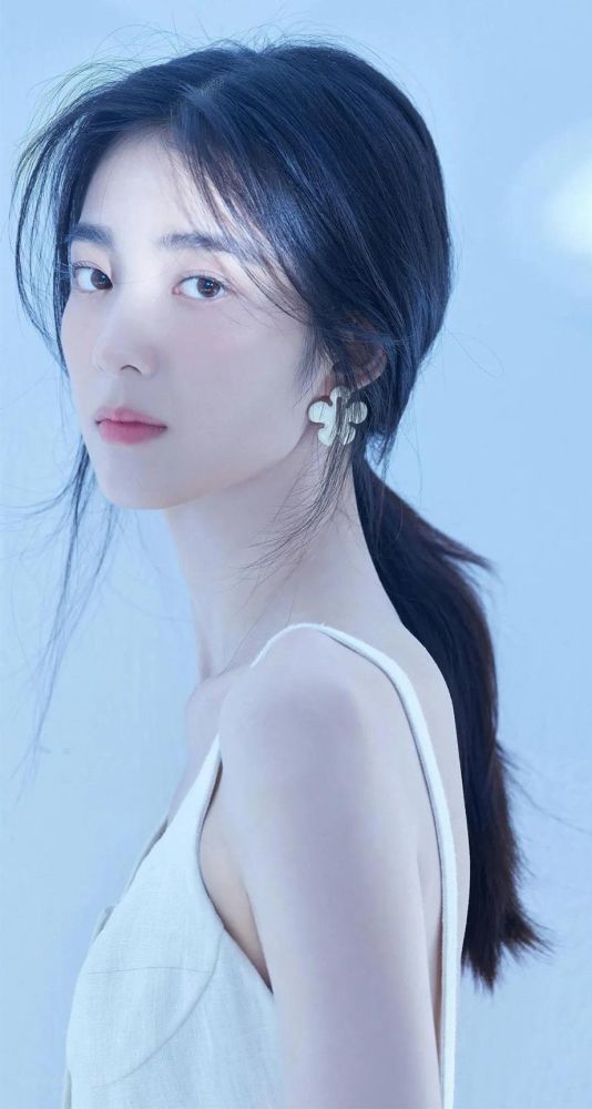 万鹏颜值与实力并存的气质女神