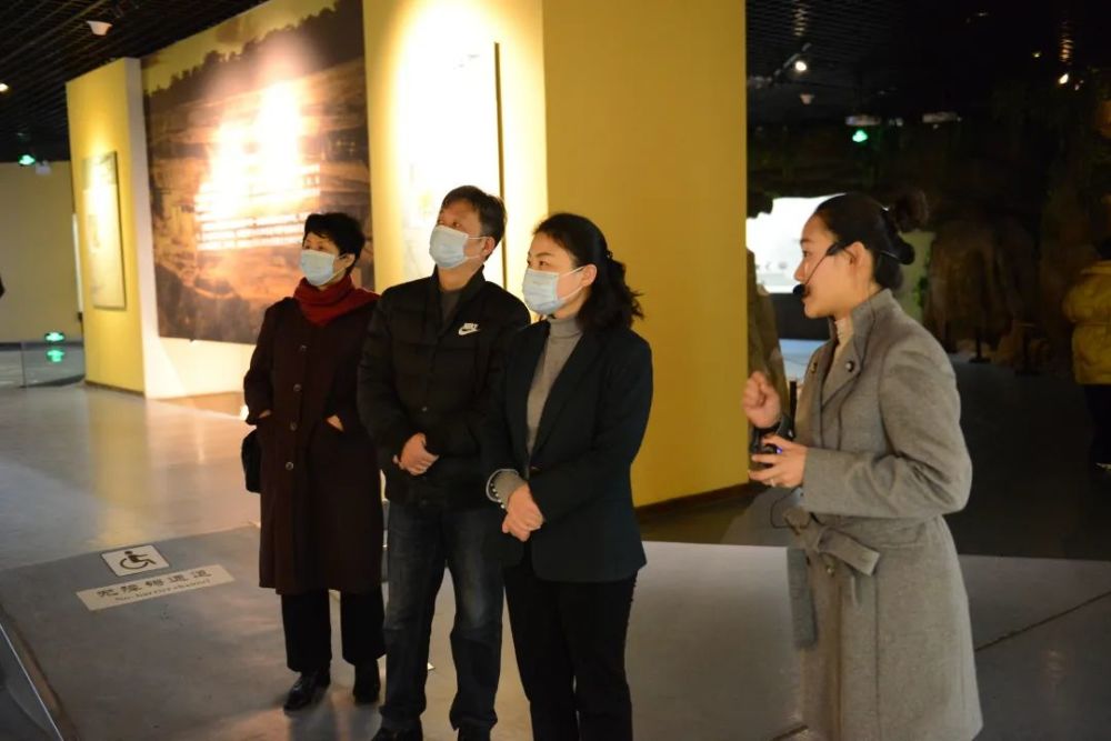 参观过程中,怀颖副市长认真听取讲解,不时驻足欣赏展品,赞叹汉代画像