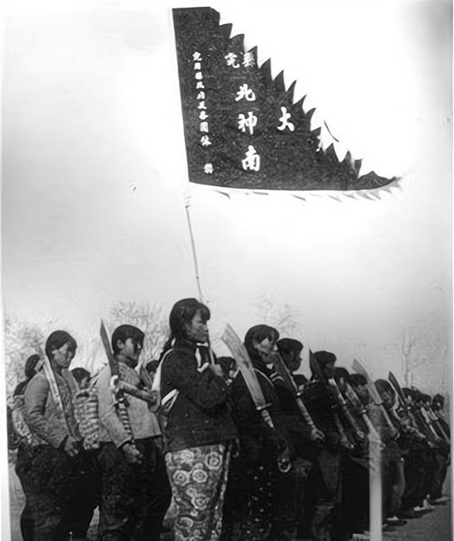当时的完县县委广泛发动群众,组织了青抗先,妇救会,农救会,青救会