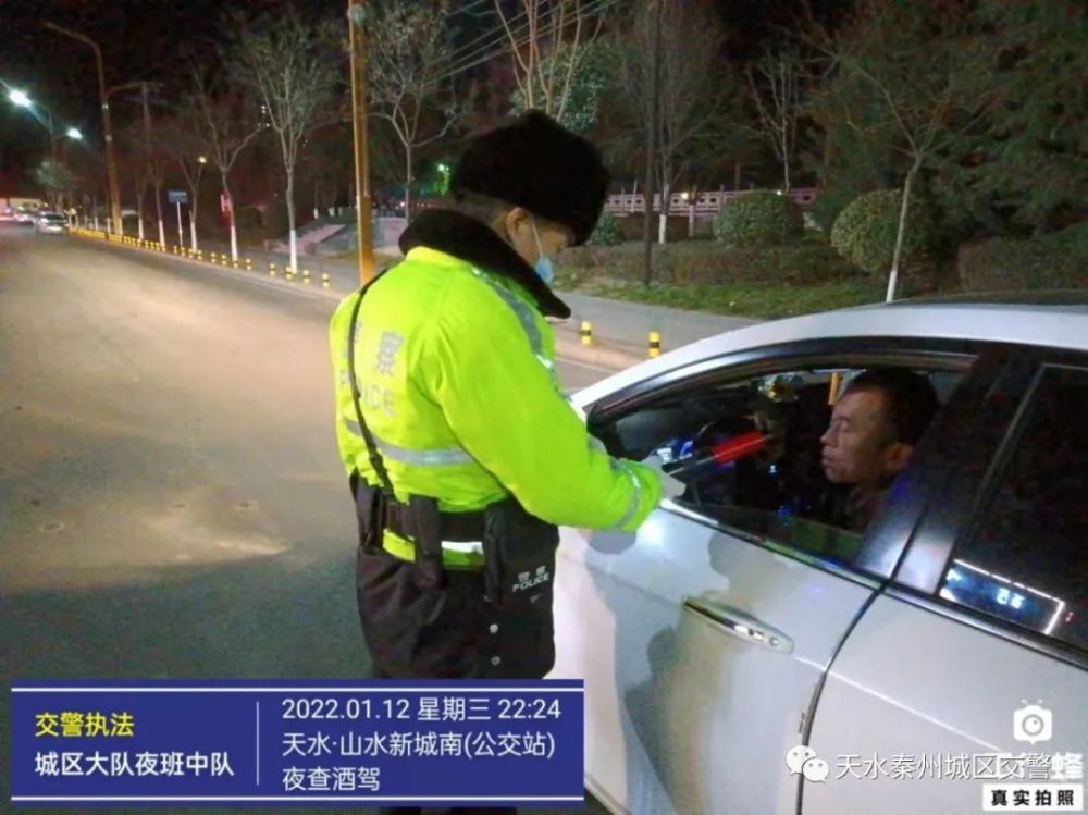 年关将近,市区内人流量和车流量急剧增加,很多人回家过年亲朋好友聚会