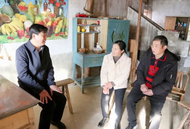 12日下午,陈利江还带队前往龙泉金田村,红坞自然村走访慰问低收入农户