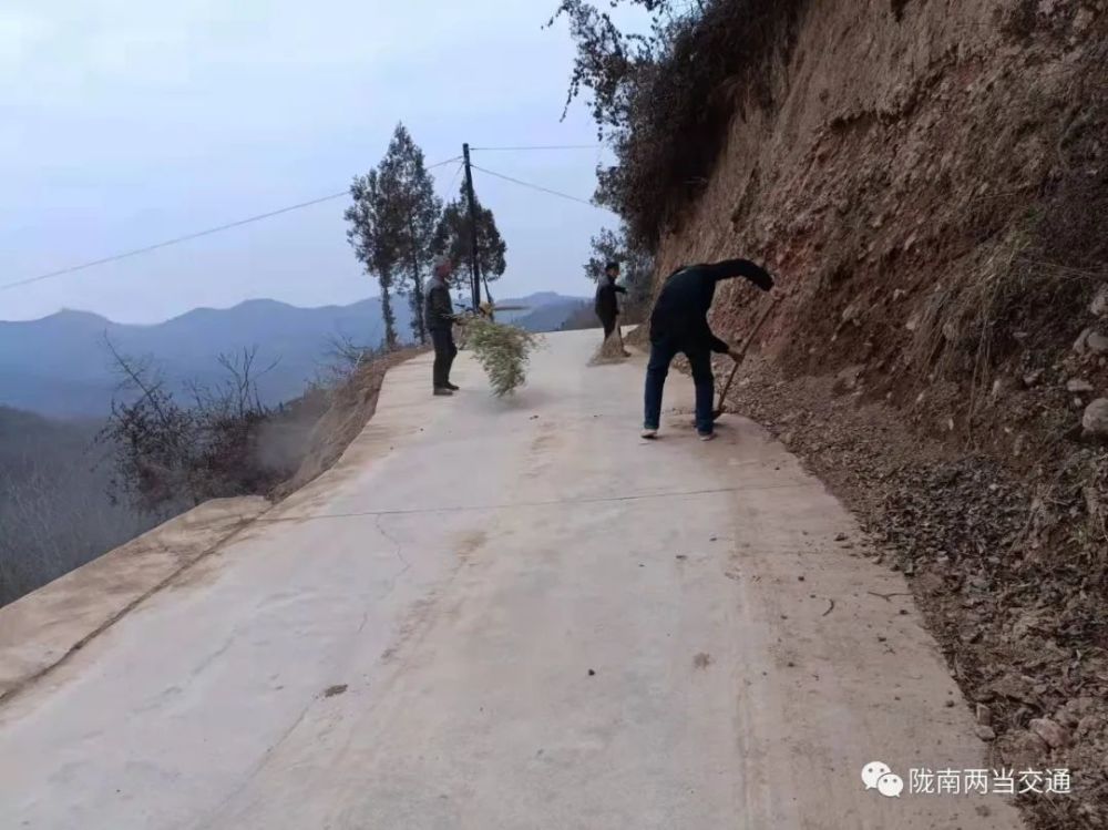 张家乡开展冬季道路养护左家乡开展冬季道路养护经过连续多日对道路