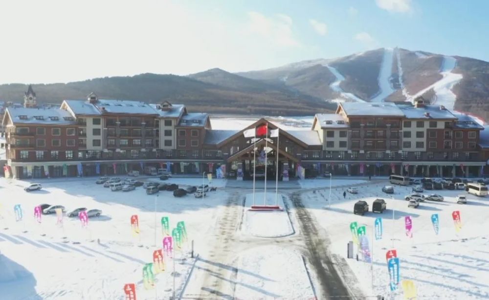并为京津冀以及赤峰地区专业滑雪比赛提供场地