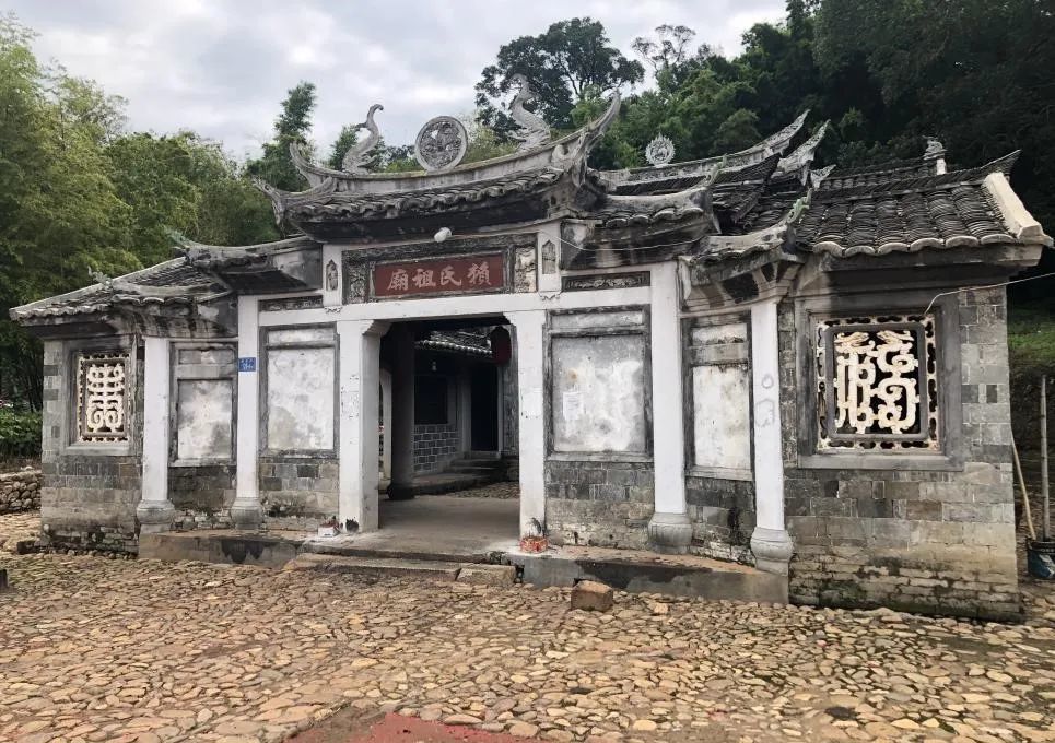 该"福"字位于清流县赖坊镇赖氏祖庙,为祖庙大门右侧窗雕,与左侧的"寿"