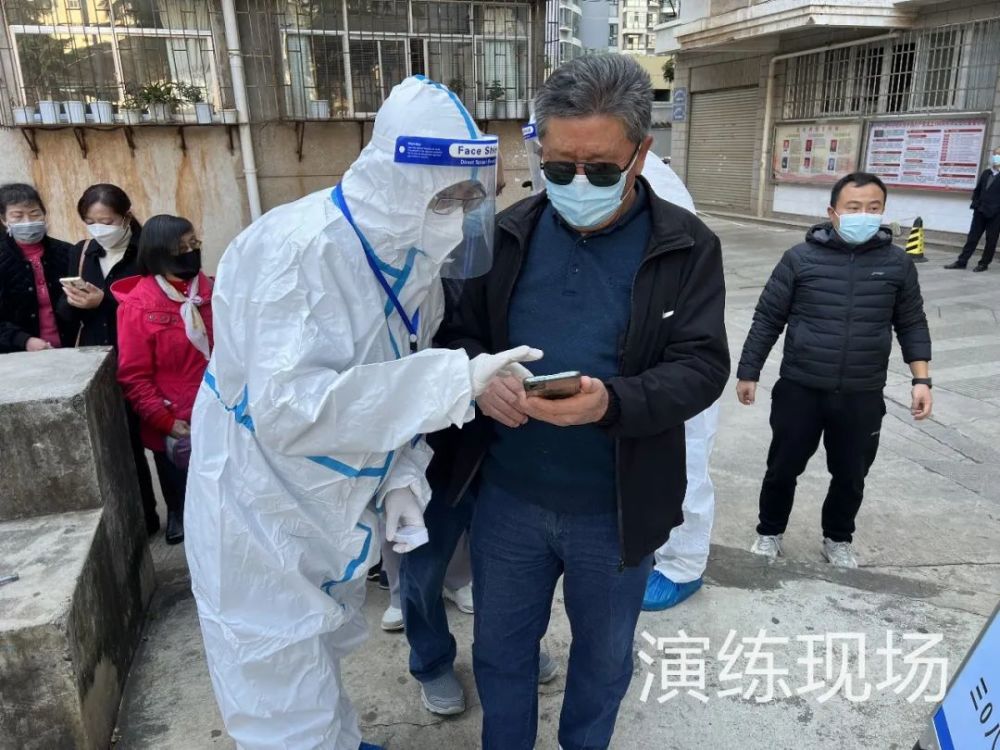 共青团个旧市委组织志愿者参与疫情防控应急演练