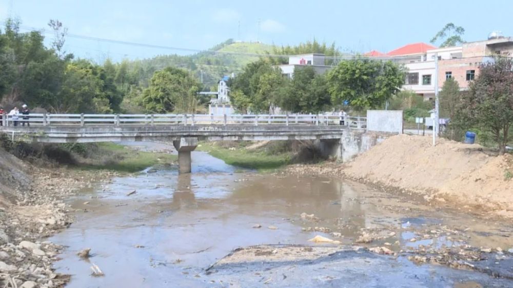 安墩镇洋潭村整治河道建慢行步道扮靓美丽乡村