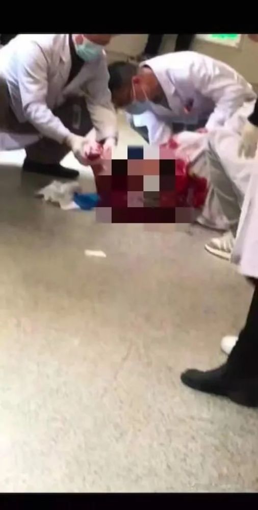 突發!武漢兒童醫院消化科主任右手被砍,現場慘不忍睹(圖2)
