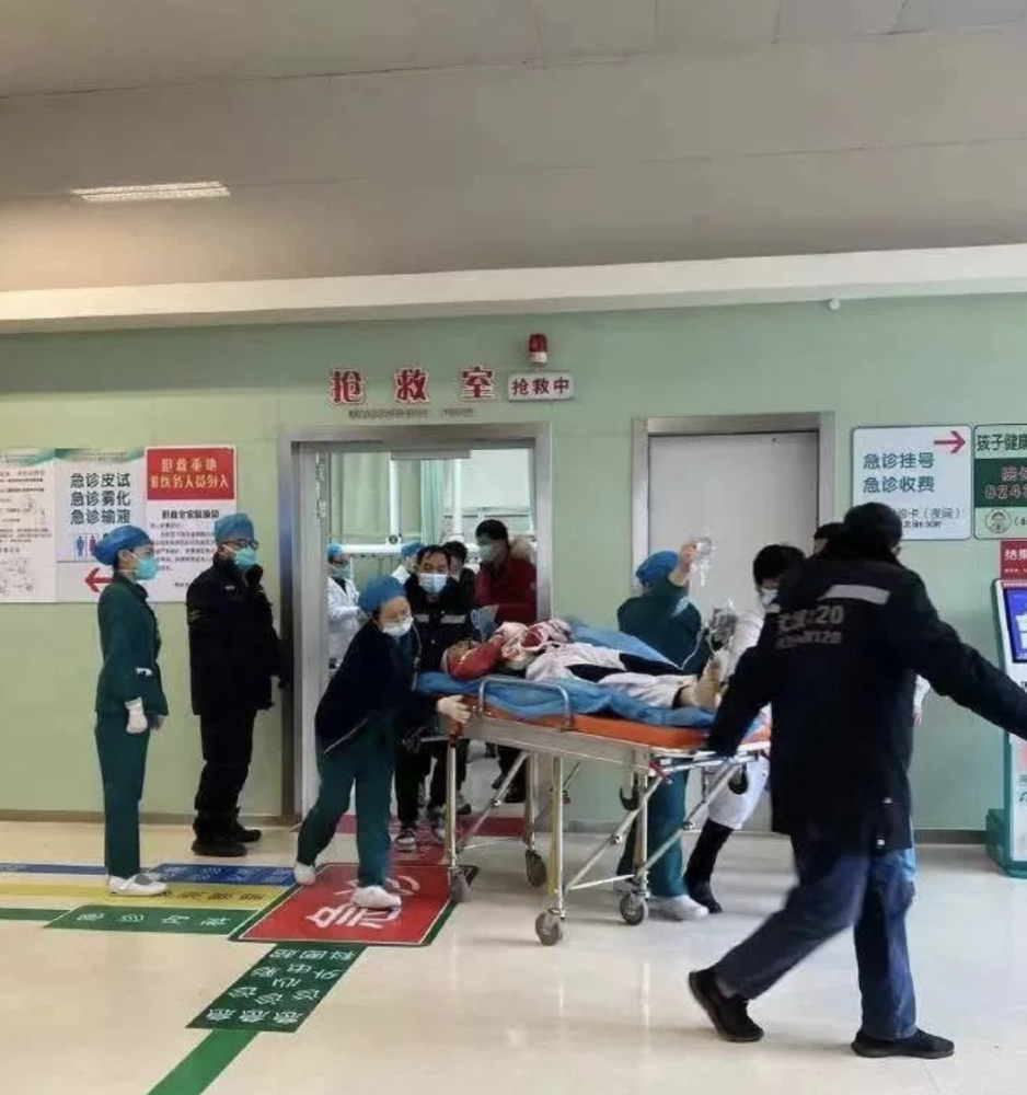 突发!武汉儿童医院消化科主任右手被砍,现场惨不忍睹(图1)