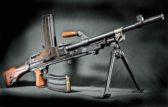 布伦轻机枪是捷克斯洛伐克共和国布尔诺兵工厂所设计的zb vz.