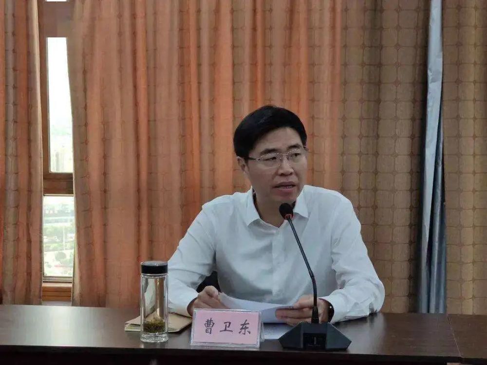 先后在连云港市连云区,连云港经济技术开发区工作;2009年8月,任赣榆