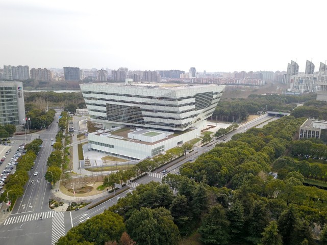 "上海图书馆东馆的定位是新一代的智慧复合型图书馆.
