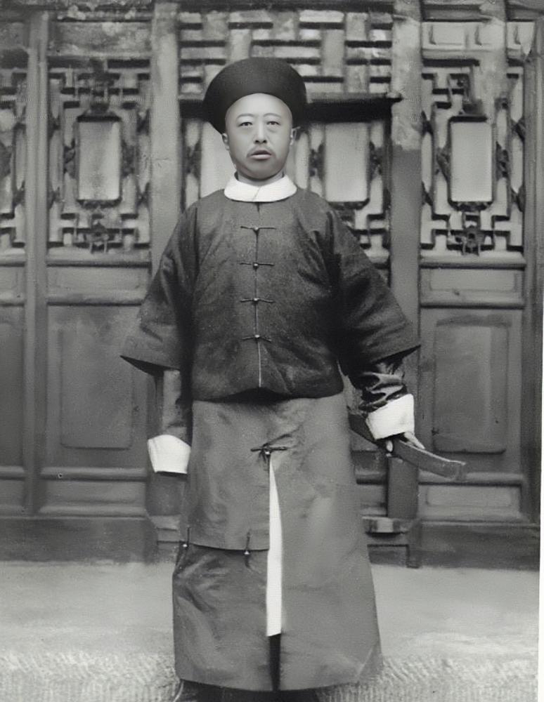 清朝时髦亲王留下皇宫第一张人物照身为皇父一生谨慎小心