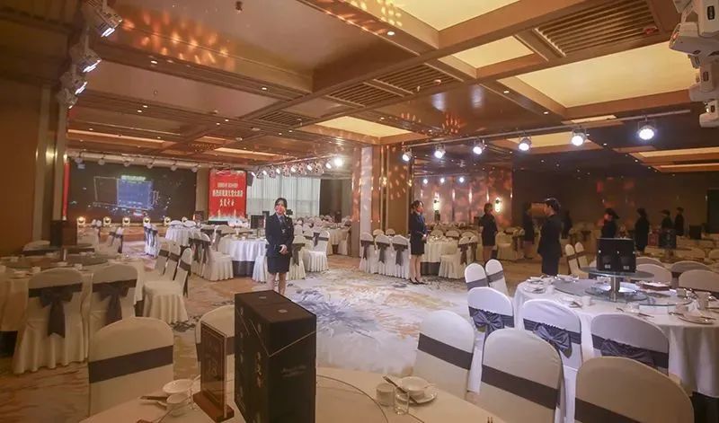 黄儿营大酒店地处黄儿营西村市场街黄金地段,为原宁联电缆集团旧厂