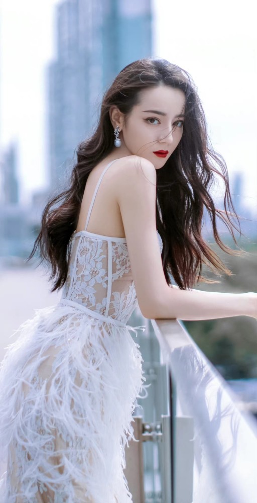 盘点迪丽热巴红毯造型有令你惊艳的吗