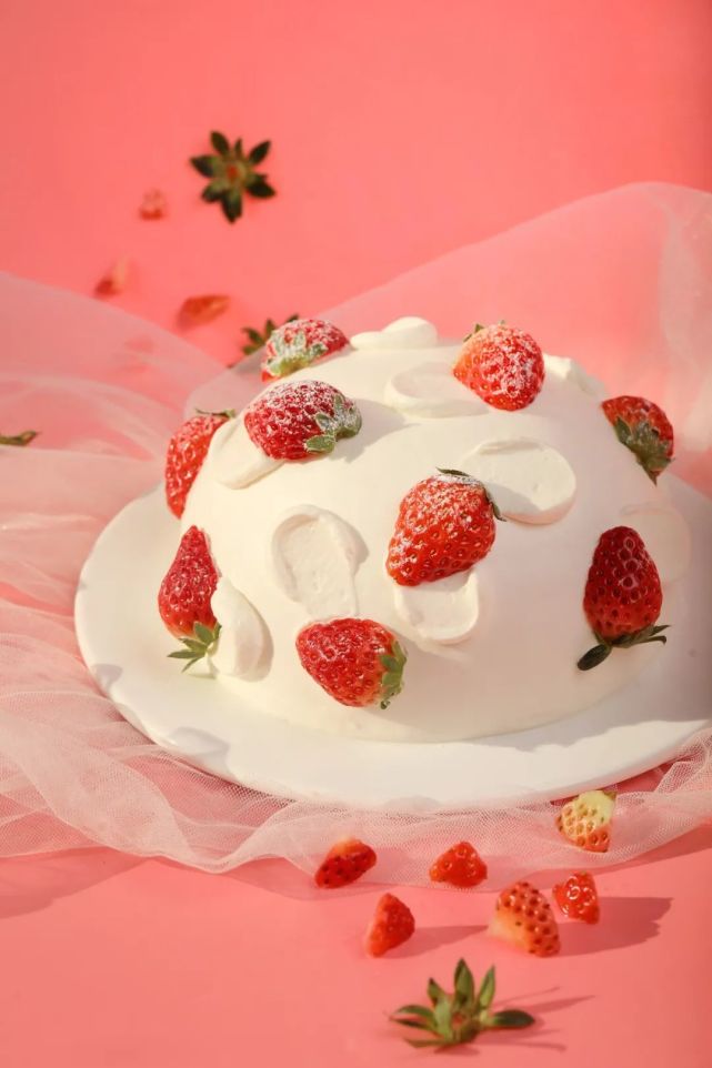 【甜品课堂】全网都在做的『草莓炸弹蛋糕,在家轻松搞定!