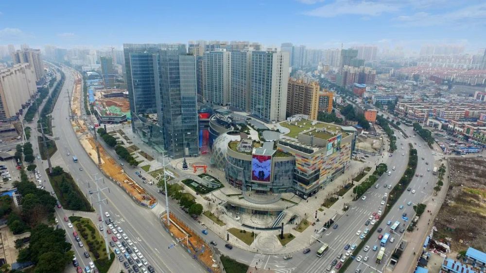 东塘商圈是长沙人"买买买"的购物必选地之一.