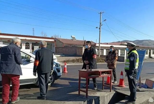 交口乡党员干部在白狐窑卡口检查疫情防控工作.